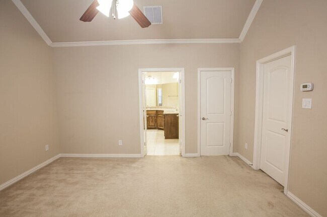 Building Photo - 528 S Greenville Ave