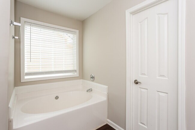 Building Photo - 5941 Apple Grove Rd NE