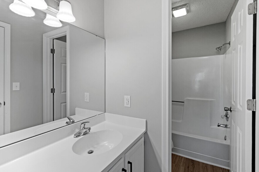 Building Photo - 325 Eastwood Dr