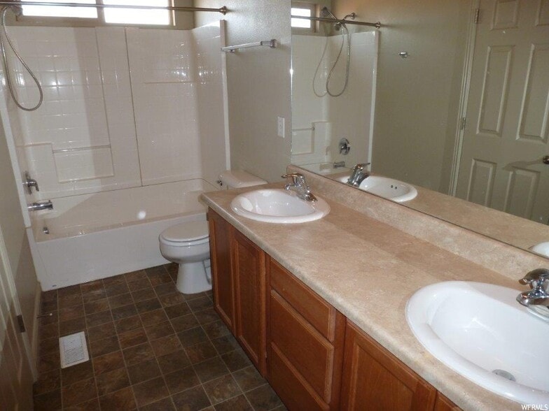 Master bathroom - 1000 E Bluffview Dr