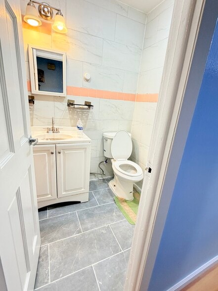 Bathroom - 13721 Lafayette St