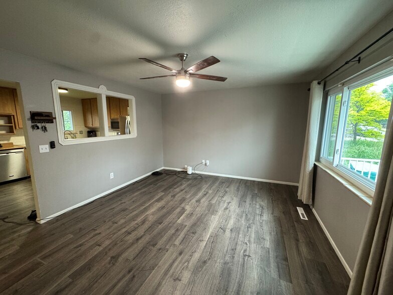 Building Photo - 946 Hutchinson Dr