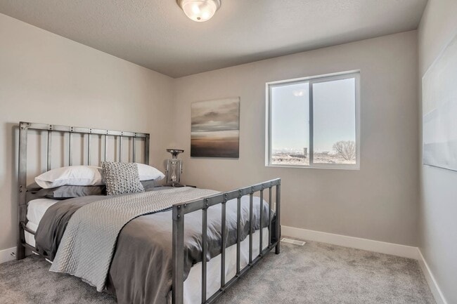 Building Photo - 3 Bedroom 2 Bath Townhome in Orem!!