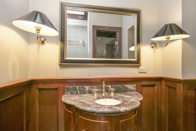 Building Photo - 404 Beacon St