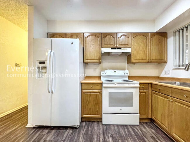 Building Photo - 3 Bed/2 Bath Home with Garage & Fenced Yard