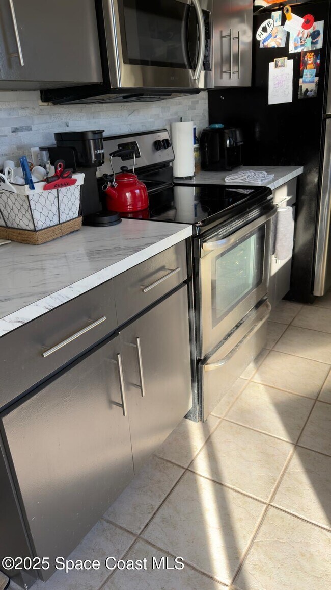 Building Photo - 121 Franklyn Ave