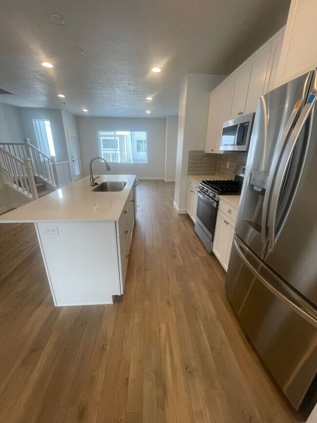 Building Photo - Beautiful New Townhome for Rent in Bluffdale!