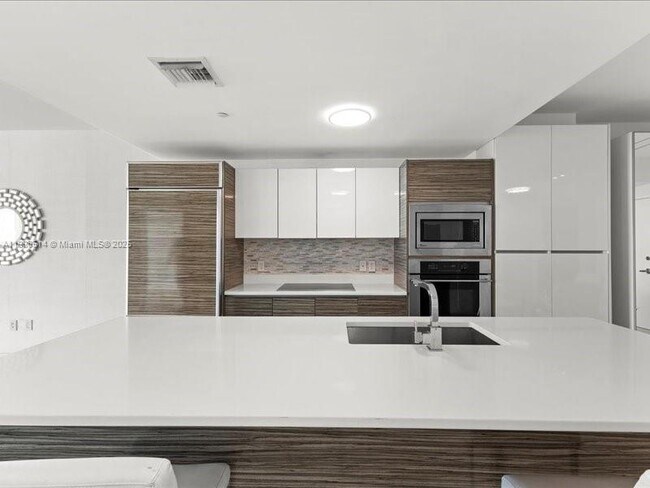 Building Photo - 460 NE 28th St