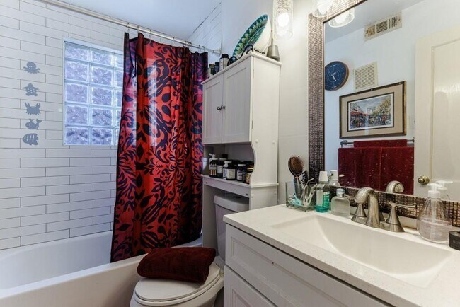 Building Photo - 1280 Stillwood Dr NE