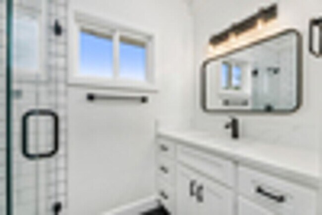 Building Photo - 303 S Ola Vista