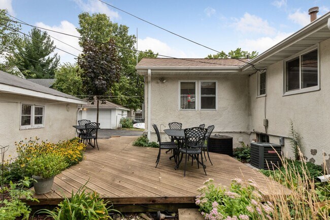 Building Photo - 4945-4945 Sheridan Ave S
