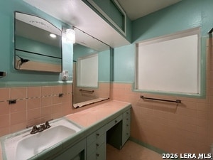 Building Photo - 2331 W Magnolia Ave