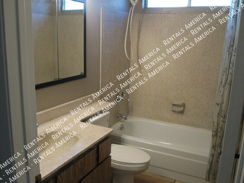 Building Photo - 1028 E Paradise Ln