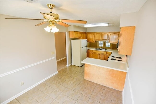 Building Photo - Duplex Available in August!