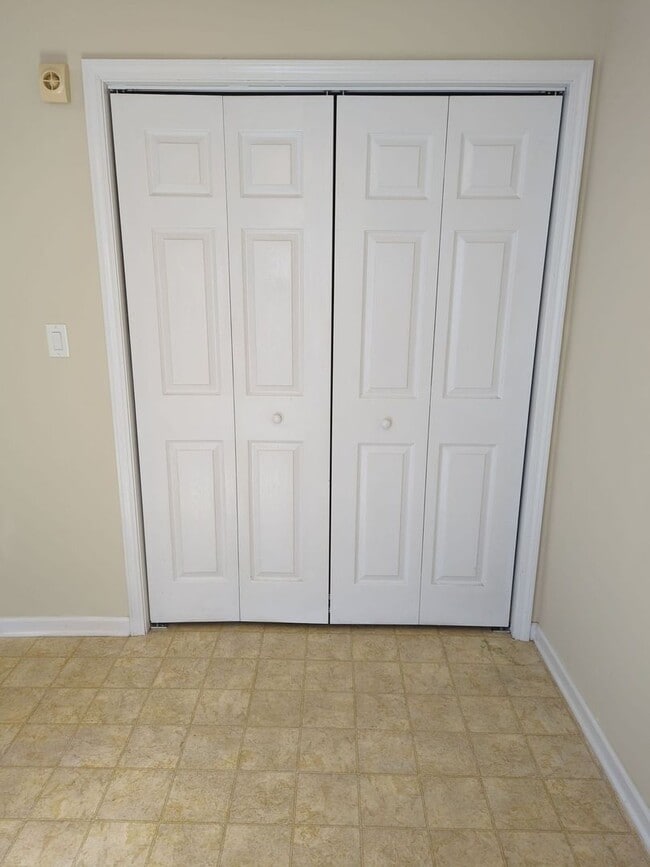 Building Photo - Nice Two Bedroom Duplex In A Great Location Available April 2026