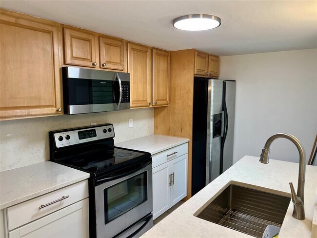 Building Photo - 2840 NE 33rd Ct