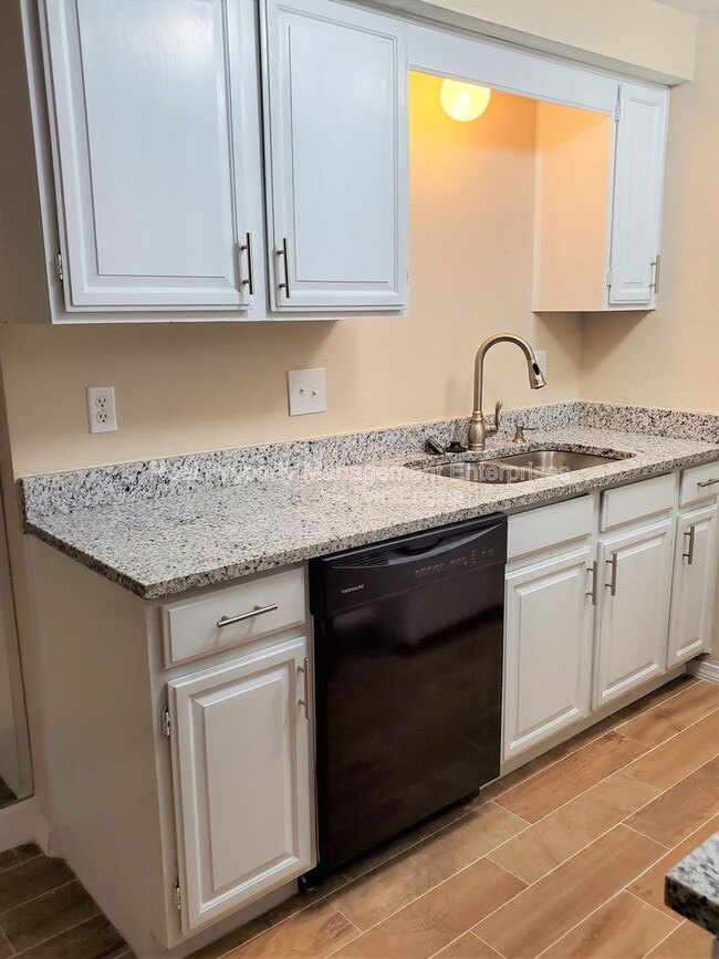 Building Photo - 11130 N Stratford Dr