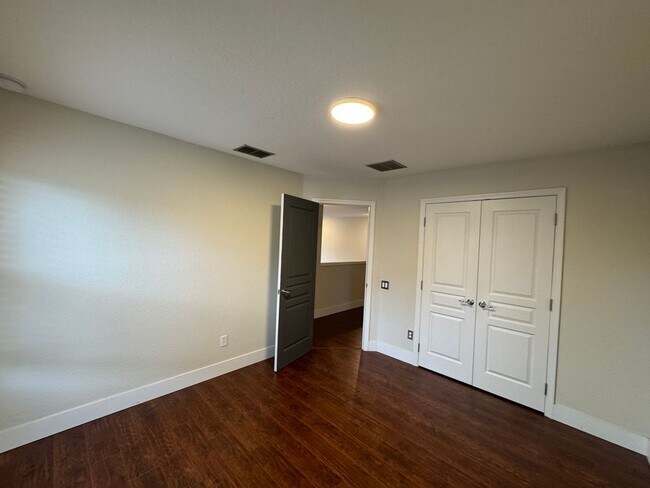 Building Photo - Spacious 4 Bedroom Spring Isle Home AVAILA...