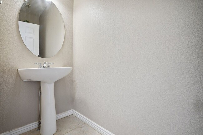 Building Photo - 4 Bedroom Single Family in Denver