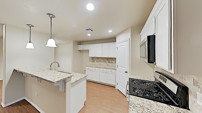 Building Photo - Very Nice 3 bedroom 2 bath home in MWC sch...