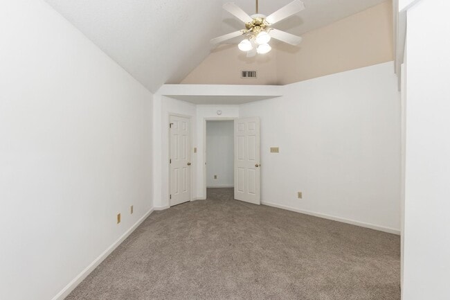 Building Photo - Three Bedroom Home!