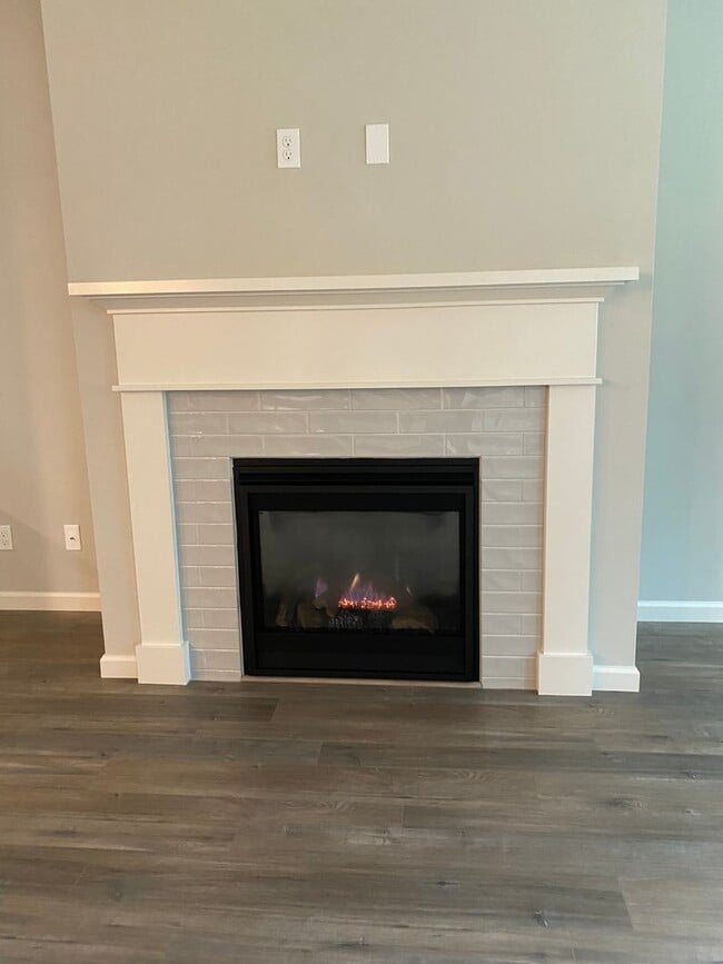 Building Photo - AVAILABLE NOW!!! 4BD/3BA - Pet friendly + Fenced Yard & Washer/Dryer Included - Great South Locat...