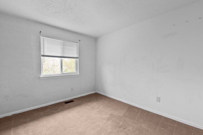 Building Photo - 405 Falling Ln