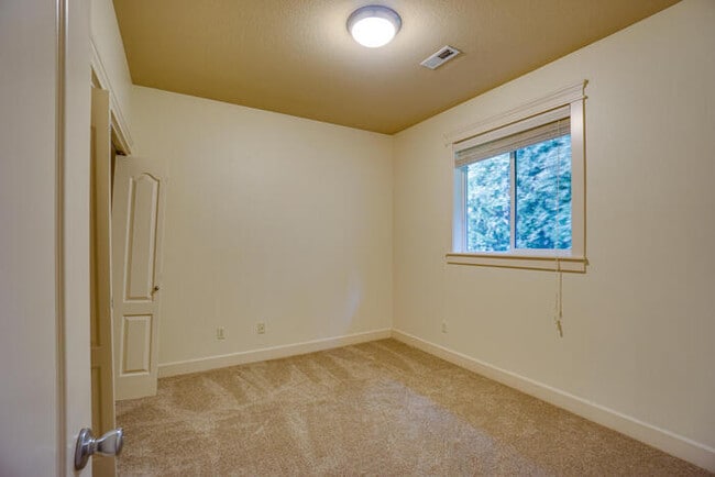 Building Photo - BEAUTIFUL FOUR BEDROOM HOME IN VANCOUVER