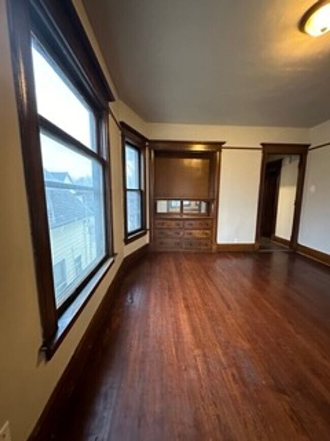 Building Photo - 2355 N Hubbard St