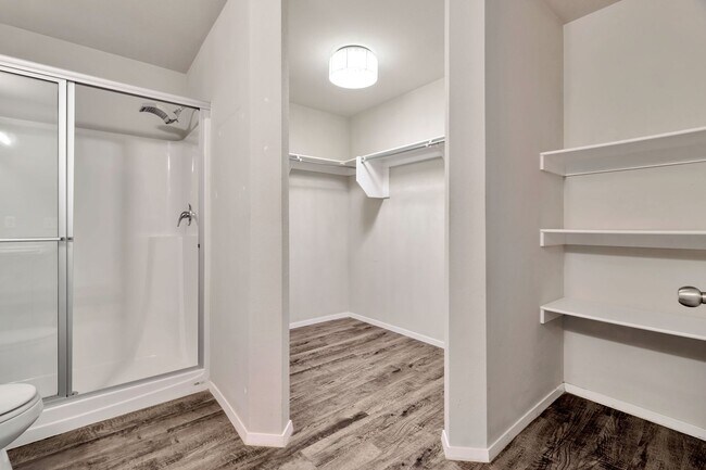 Building Photo - 3 Bed 2 Bath home mins away from the University!
