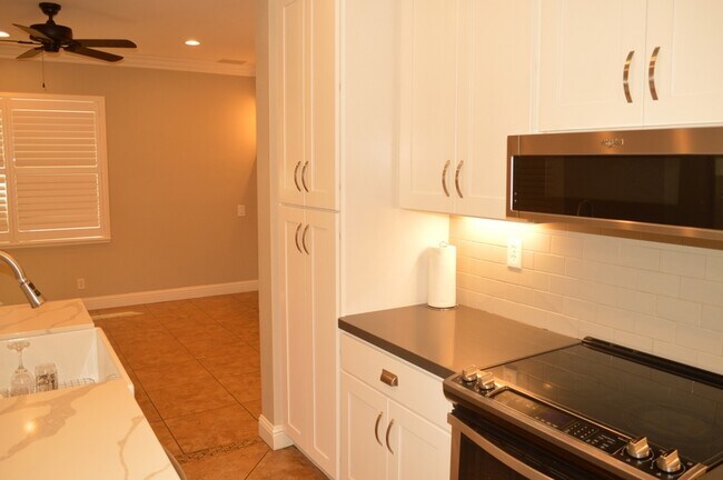Building Photo - 418 Sunshine Way