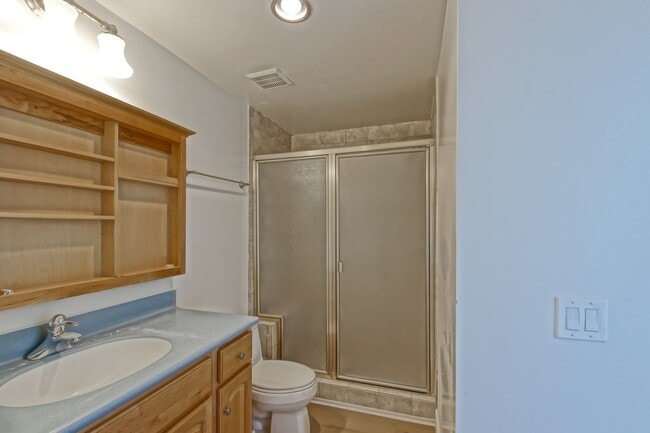 Building Photo - Recently Updated, Top-Floor 2BR2BA Condo in Apple Tree Community w/ Pool, Overlooking Greenbelt/H...