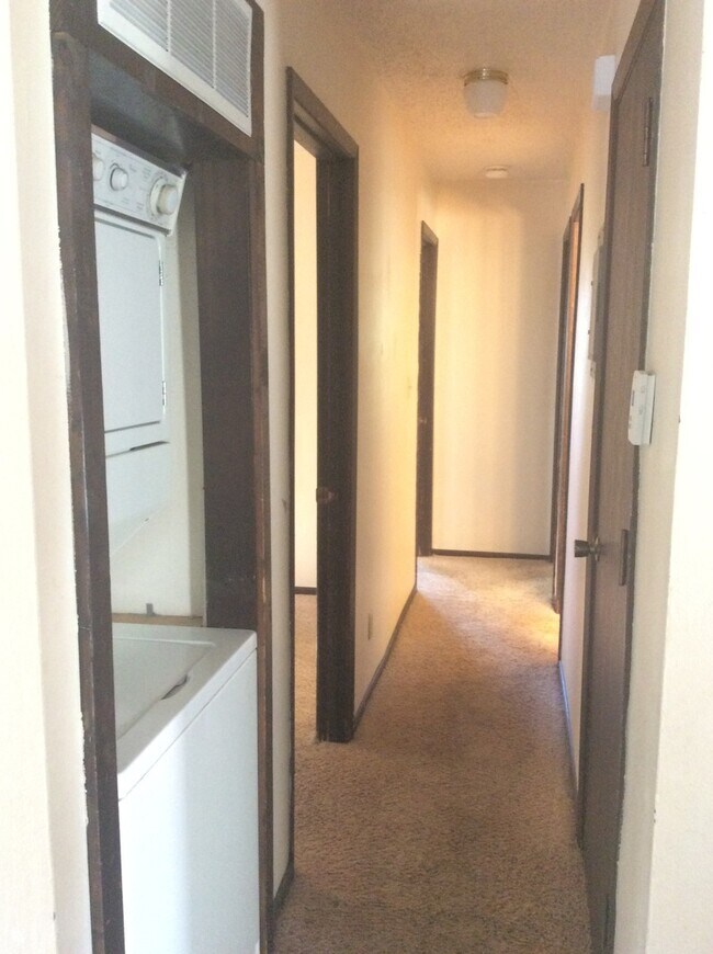 Building Photo - SPACIOUS 3 BEDROOM w/ IN UNIT LAUNDRY!-123...