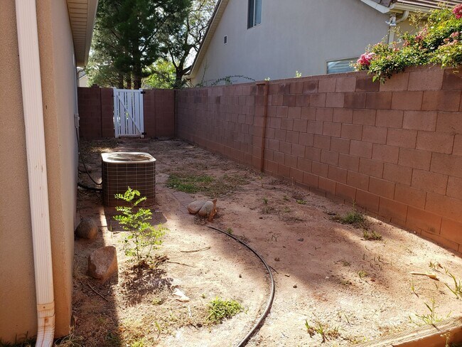 Building Photo - Beautiful 4 bed 2 bath home with 3 car gar...