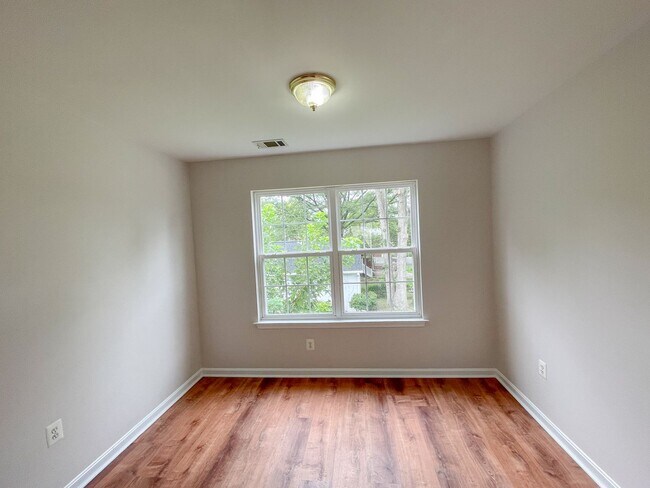 Building Photo - Lovely Traditional 5BR/3BA home in excelle...