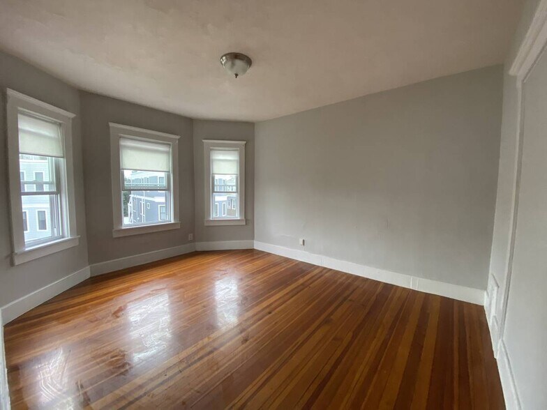 Building Photo - 19 Roseclair St