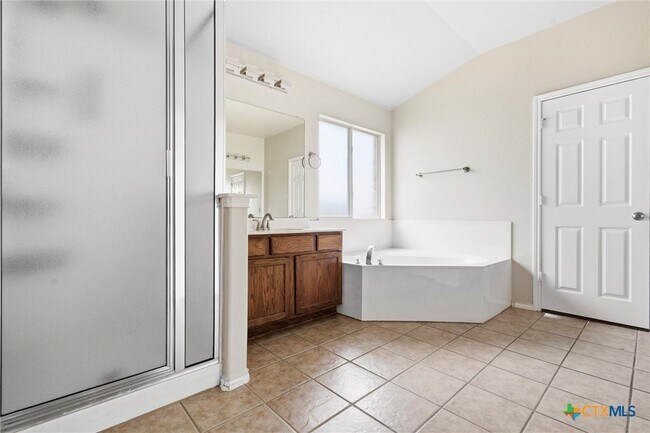 Building Photo - 200 Memory Ln