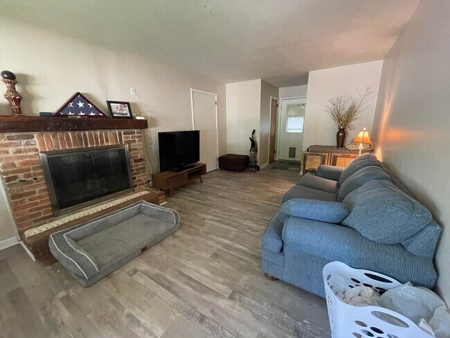 Building Photo - 3 Bedroom House