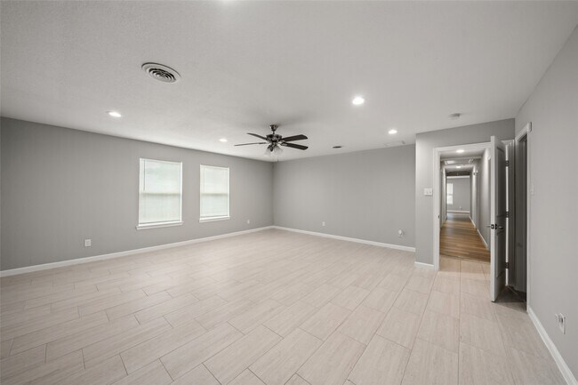 Building Photo - 5755 Belvedere Dr