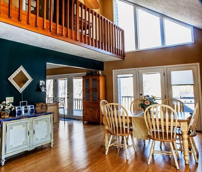 Primary Photo - Epic Retreat! Fully Furnished Fall/Winter ...