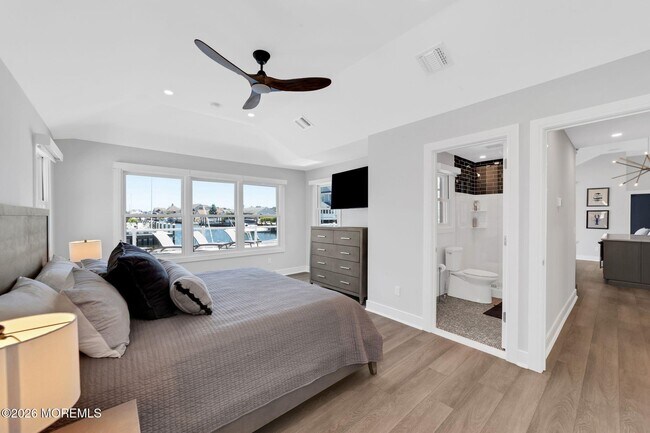 Building Photo - 347 Bay Ln