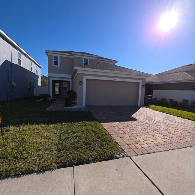 Building Photo - 4 Bedrooms, 2.5 Bathrooms Singe family home