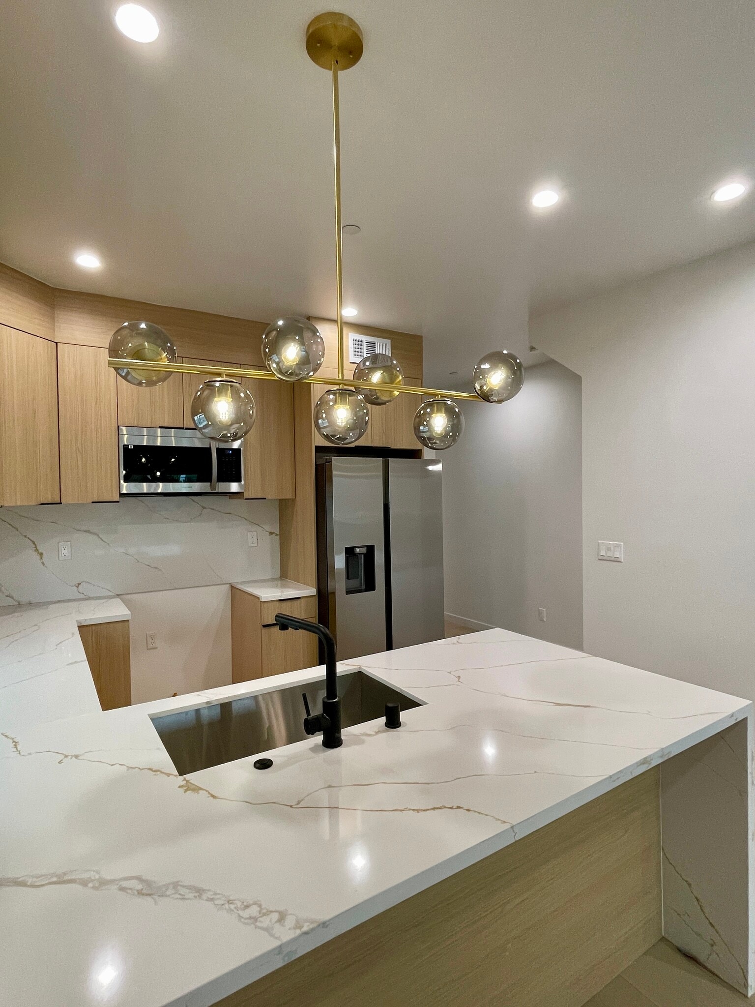 Building Photo - 611 1/2 W 41st Pl