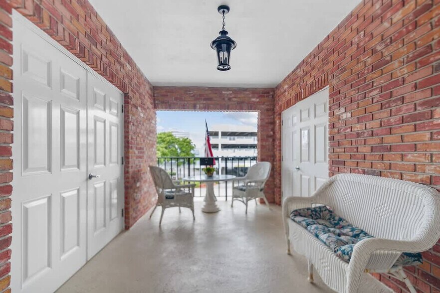 Building Photo - 2424 NE 9th St