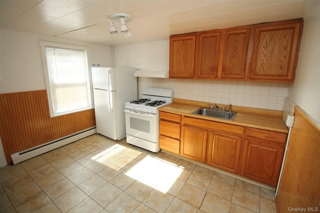 Building Photo - 4 School House Ln