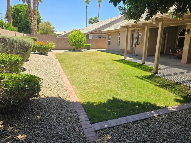 Building Photo - 6834 E Gelding Dr