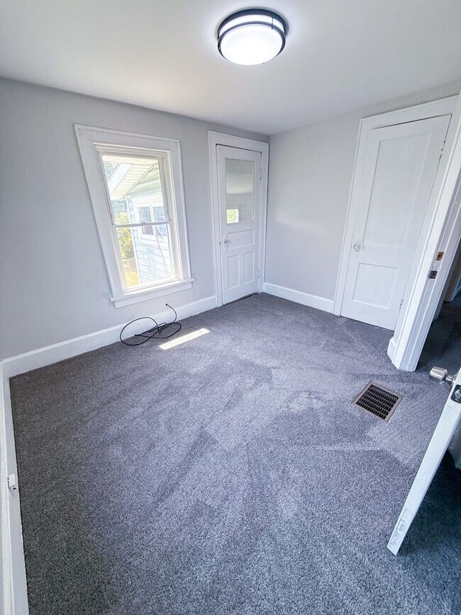 Building Photo - Move-In Ready 3 Bedroom Home w/ Fresh Pain...