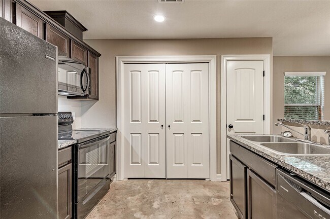 Building Photo - 2002 20th St