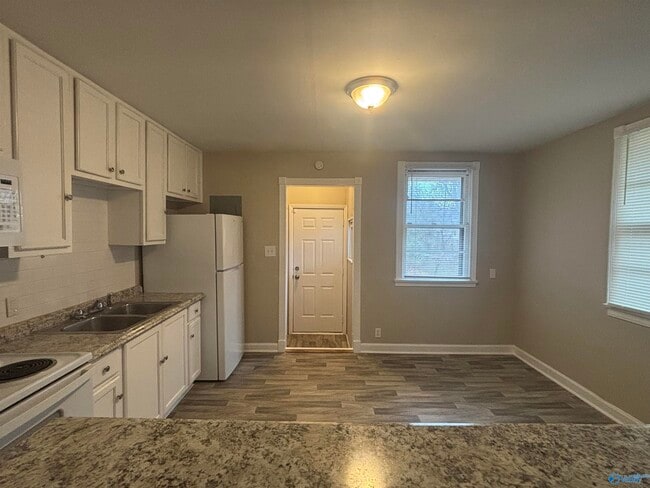 Building Photo - 2204 Bide a Wee Dr NE