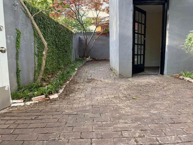 Building Photo - Very Spacious 2/2.5 Condo w/ Off-Street Pa...